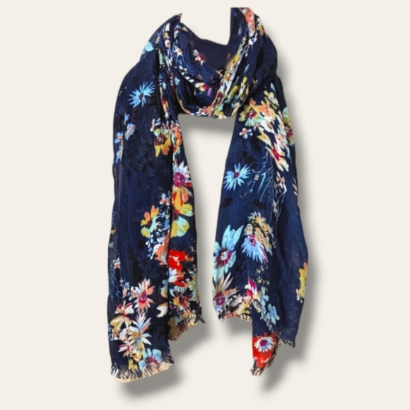 🧣Gorgeous Lightweight Blue Floral Wrap/Scarf/Sarong - Picture 3 of 5